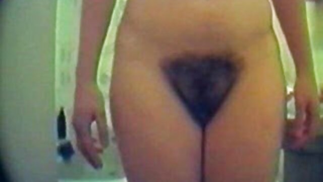 HD :  Brunette MILF elsker at sutte af unge fyre og lære dem nye ting Gratis porno film 