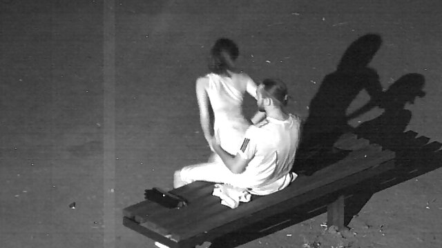 HD :  Sød nybegynder tager trusser af og rører klit med vibrator Gratis porno film 