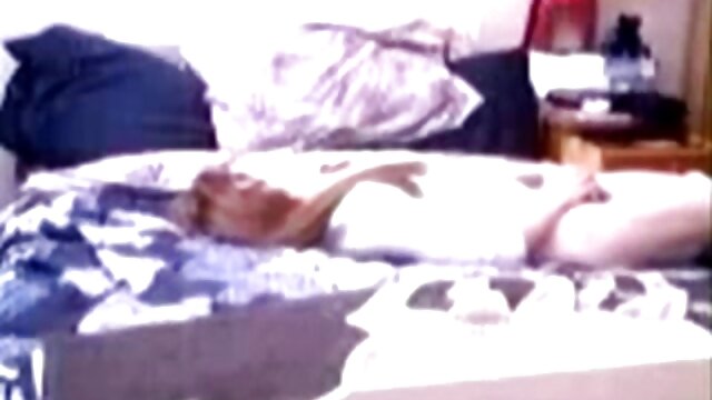 HD :  Fantastiske lesbiske værelseskammerater nyder blidt cunnilingus på sofaen Gratis porno film 