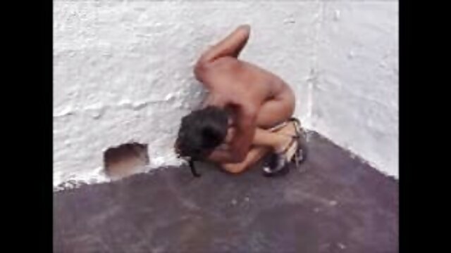HD :  Pigen giver en brutal fyr sjusket blowjob efter cunnilingus i køkkenet Gratis porno film 