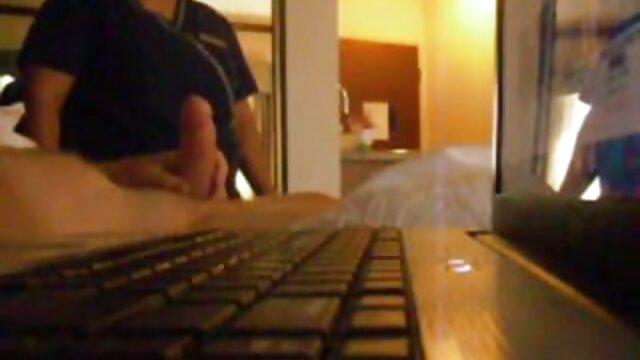 HD :  Blændende Latina-teenager slikkede efter at blive kvalt på en stor schlong Gratis porno film 