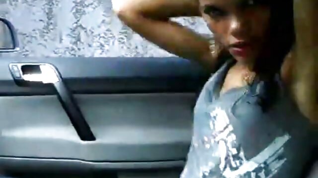 HD :  Mellemfolkeligt samleje med sort kylling og hvid stud Gratis porno film 