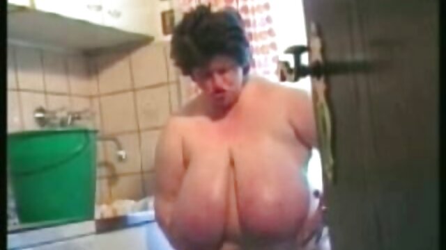 HD :  Tatoveret baby med store bryster nyder opmærksomheden fra en varm pik Gratis porno film 
