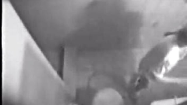 HD :  Tatoveret rødhåret hottie bliver banket i en bar Gratis porno film 