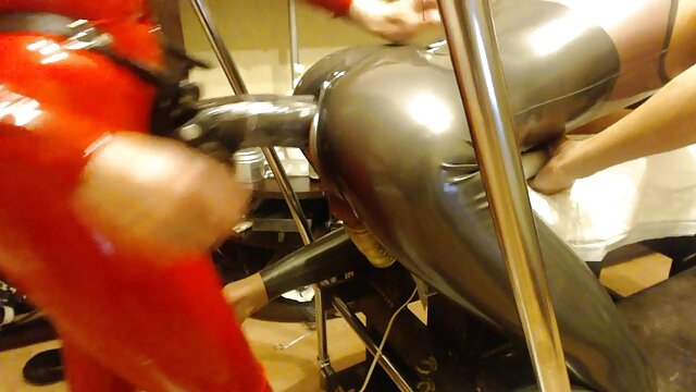 HD :  Et gennemsnitligt kollegieværelse bliver et sted for dampende orgie Gratis porno film 