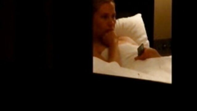 HD :  Forførende blondine stønner, mens den bliver våd fisse slikket på bordet Gratis porno film 