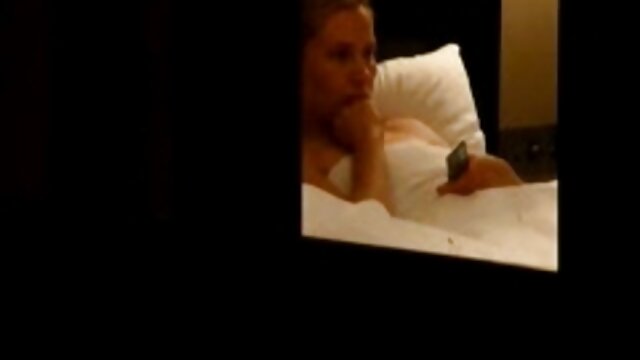 HD :  Forførende blondine stønner, mens den bliver våd fisse slikket på bordet Gratis porno film 