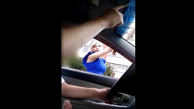 HD :  Smukke indbrudstyve forkæler deres fisser med en gylden dildo Gratis porno film 