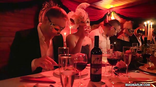 HD : Teenager med bind for øjnene, der bliver ramt af en anden fyr, mens kæresten ser på Gratis porno film