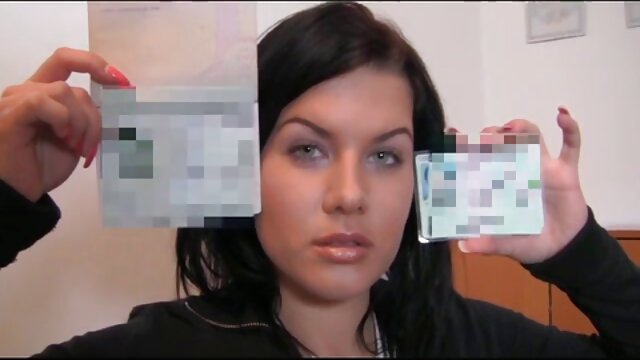 HD :  Brunette dame suger et tykt stykke pik af, før hun sætter sig på det Gratis porno film 