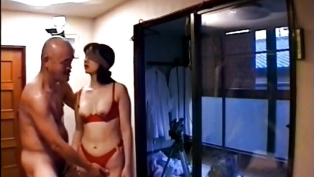 HD :  Datter og en freaky mor deler en lækker pik Gratis porno film 