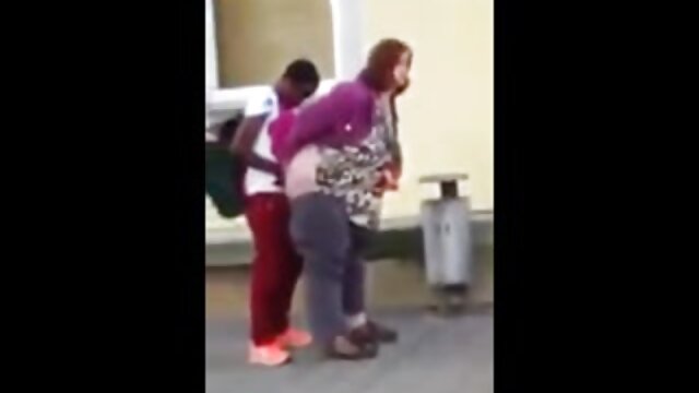 HD :  Bleg hudrød rødhåret bliver slået i det fri af et meget langt værktøj Gratis porno film 