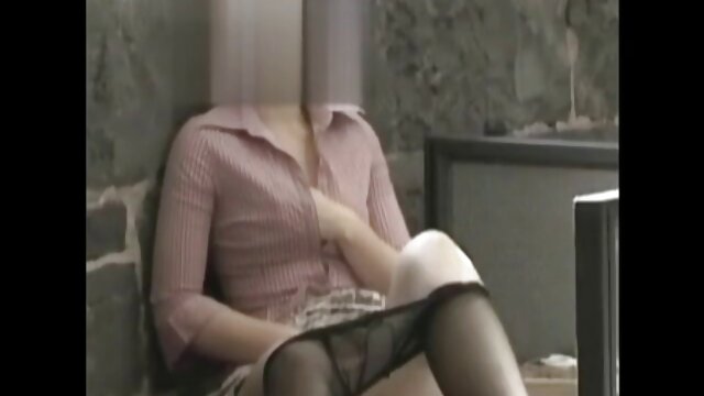 HD :  Rocco Siffredi har et tykt stykke pik til denne unge nytilkomne Gratis porno film 