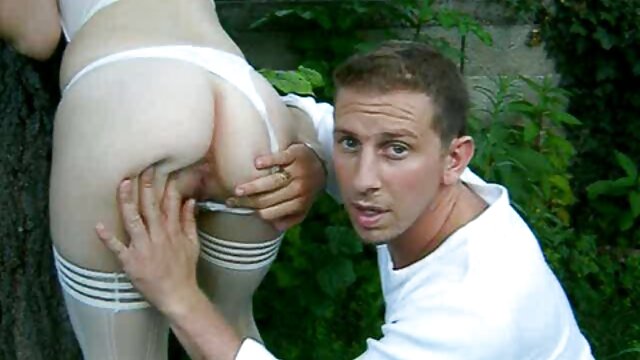 HD :  To smukke damer deler en heldig fyr i hot trekant Gratis porno film 