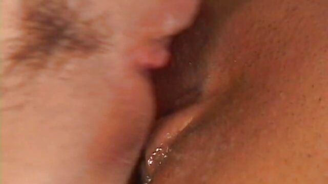 HD :  Pigtailed nørdet teenager og stud formår at have sex under tilbageholdelse Gratis porno film 