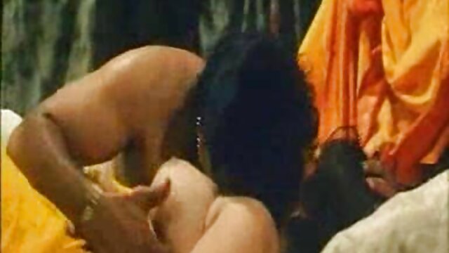 HD :  Moden fyr tilfredsstiller storslået kæreste i mørklagt soveværelse Gratis porno film 