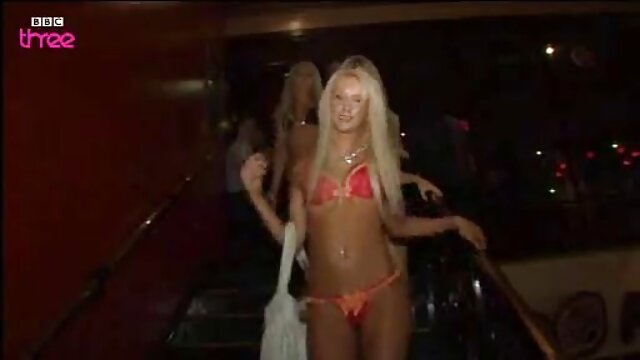 HD :  Helt naturlig teenager med briller giver et fantastisk blowjob Gratis porno film 