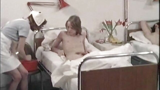 HD : Teenageren er skæv og har ingen fyr til at kneppe hende, så hun er nødt til at onanere Gratis porno film