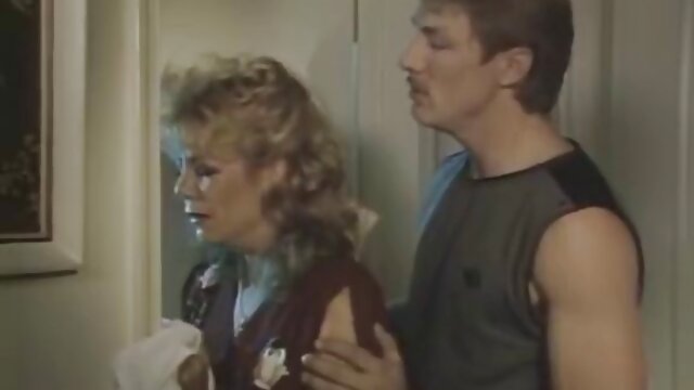 HD :  Vedholdende fyr overbeviser en flot pige til at have sex for penge Gratis porno film 