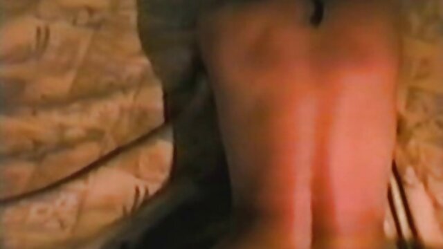 HD :  Sorthårede hotte elsker lesbisk i en tom garage Gratis porno film 