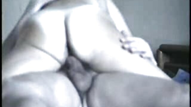 HD :  Esperanza Diaz har ingen erfaring, men hun er nødt til at tilfredsstille en kvindebedårer Gratis porno film 