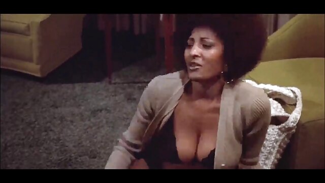 HD : Mand vendte tilbage fra hæren og kneppede den første MILF gennem iturevne bukser Gratis porno film