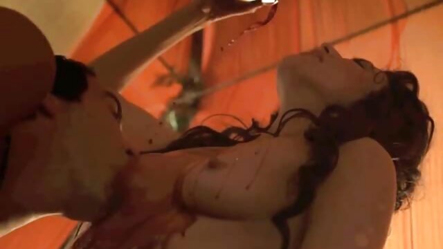 HD :  Liderlige skolepiger kurerer deres kedsomhed med en monstrøs dildo Gratis porno film 