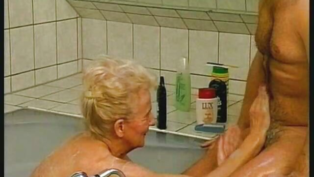 HD :  Utæmmet pornostjerne tvinger turist til at trænge ind i hende med stor bule Gratis porno film 