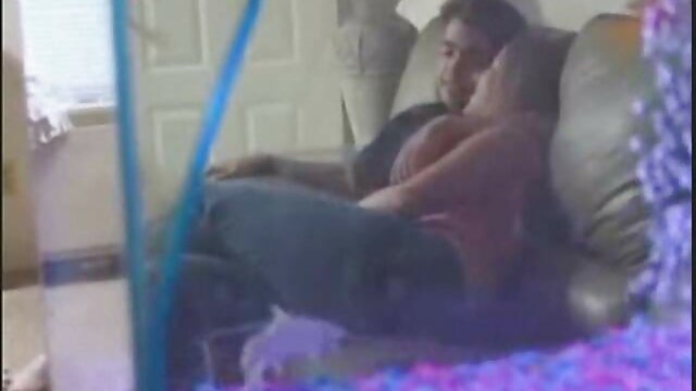 HD :  En krølhåret fyr spidder på hvid sofa en storslået kæreste Gratis porno film 