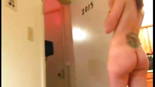 HD :  Trekant blowjob med to skønne piger i den bagerste gyde Gratis porno film 