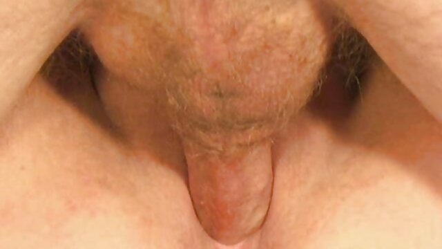 HD :  Barmfagre rødhåret hottie bliver banket af en ung stud Gratis porno film 