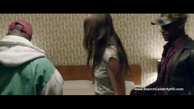 HD :  To lystige teenagepiger, der deler en vidunderlig pik på sofaen Gratis porno film 